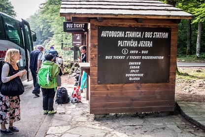 Plitvice-Lakes-National-Park_public_transport_Bus_stop.jpg